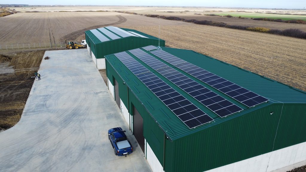 Depozit agricol cu sistem fotovoltaic 100KW Hibrid instalat de Paragon Electroinvest în județul Bihor