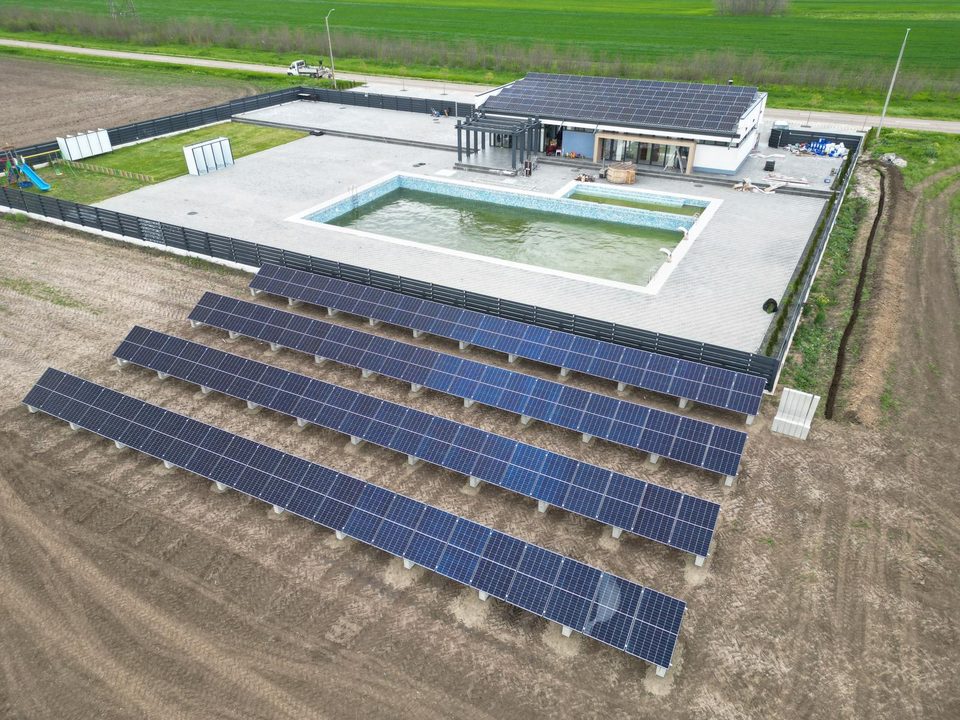 Vilă cu piscină și sistem fotovoltaic la sol — instalație Victron Energy