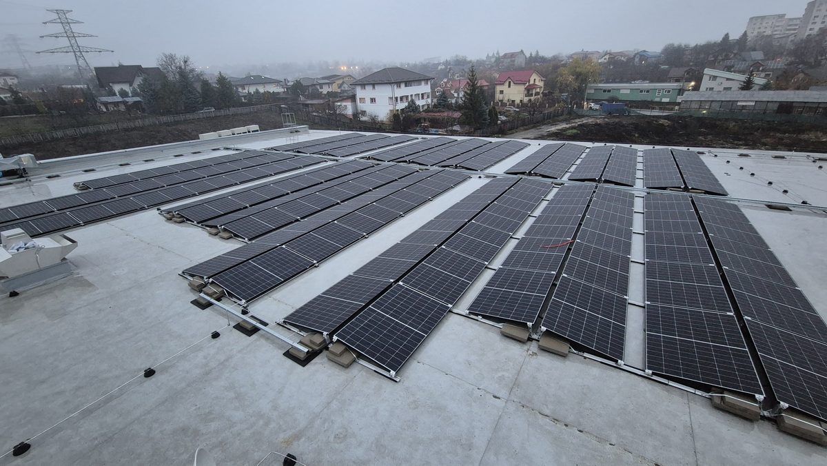 Sistem fotovoltaic rezidențial mediu pe acoperiș plat